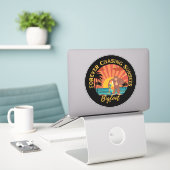 Sticker Forever Chasing Sunsets Bigfoot Surf Noir (Ordinateur portable sur le bureau)