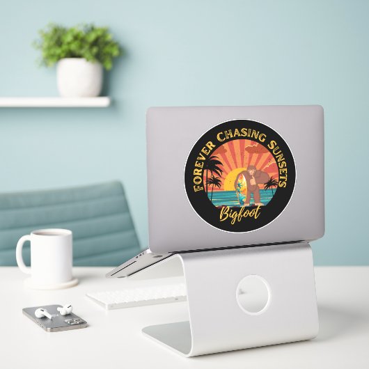 Sticker Forever Chasing Sunsets Bigfoot Surf Noir (Ordinateur portable sur le bureau)