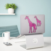 Sticker Giraffe géométrique moderne, Fuchsia et rose clair (Ordinateur portable sur le bureau)