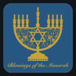 Sticker Golden Menorah<br><div class="desc">autocollant carré avec l'image d'une menorah dorée et texte facultatif sur le bleu royal. Voir collant vinyle taillé sur mesure,  invitation,  étiquette,  confetti et papier d'emballage. Consultez la collection Hanoukka Sticker dans sa totalité sous la catégorie CARDS & STICKERS dans la section VACANCES.</div>
