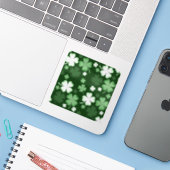 Sticker Green Shamrock (Ordinateur portable avec iPhone)