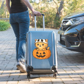 Sticker Halloween Kitty à l'intérieur d'un T-shirt classiq (Valise Insitu)