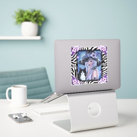 Sticker Halloween Witch avec tuxedo cat Par Renee L (Ordinateur portable sur le bureau)