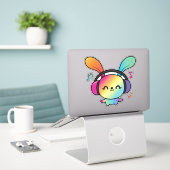 Sticker Happy Bunny avec écouteurs écoutant de la musique. (Ordinateur portable sur le bureau)