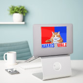 Sticker Harris Walz 2024 Manifestement Chat Rouge Bleu (Ordinateur portable sur le bureau)