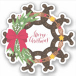 Sticker Horseshoe Christmas Wreath<br><div class="desc">Cette couronne de fer à cheval rustique est la touche parfaite pour votre décor de Noël occidental ou champêtre. Aménagé avec des branches tressées, des feuilles verts, des fleurs blanches, des étoiles jaunes et un grand arc rouge. Fête supplémentaire pour les vacances ! L'Arrière - plan est un lin et...</div>