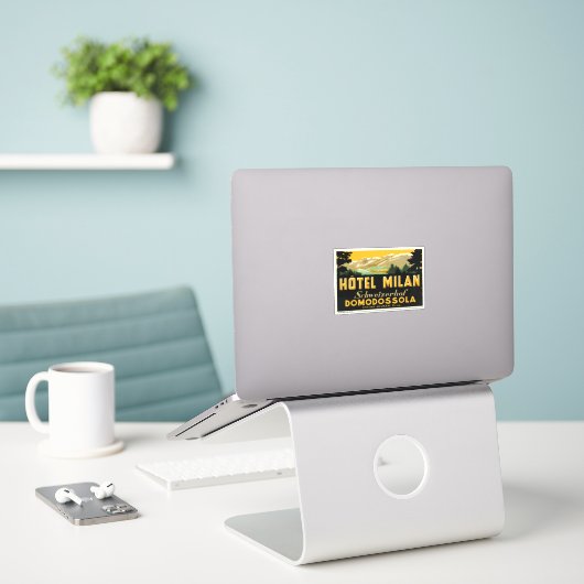 Sticker Hotel Milan Italie (Ordinateur portable sur le bureau)