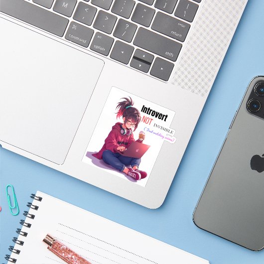 Sticker Introverti, PAS Invisible ( Juste en train de rega (Ordinateur portable avec iPhone)