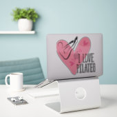 Sticker J'ADORE PILATES Pilates Rocker Pose (Ordinateur portable sur le bureau)