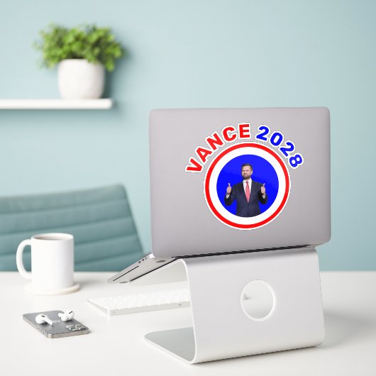 Sticker JD Vance 2028 (Ordinateur portable sur le bureau)