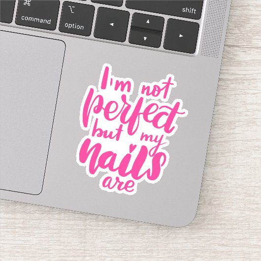 Sticker Je ne suis pas parfait, mais mes ongles sont (Détail)