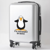 Sticker Je suis entouré par Idiots Funny Penguin autodécal (Sur valise)