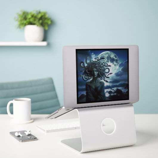 Sticker Jeune jolie méduse par la lune et l'océan (Ordinateur portable sur le bureau)