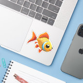 Sticker Joli bébé poisson rouge personnage de dessin animé (Ordinateur portable avec iPhone)