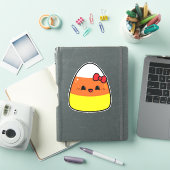Sticker Joyeuse Kawaii Candy Corn Girl pour Halloween (Couverture iPad)