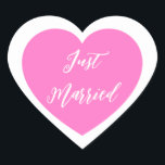 Sticker juste marié<br><div class="desc">Just Married autocollant de coeur est montré dans une conception double coeur. Couleur rose</div>