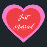 Sticker juste marié<br><div class="desc">Just Married autocollant de coeur est montré dans une conception double coeur. Couleur rose et rouge</div>