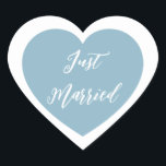 Sticker juste marié<br><div class="desc">Just Married autocollant de coeur est montré dans une conception double coeur. Couleur bleu foncé</div>