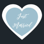 Sticker juste marié<br><div class="desc">Just Married autocollant de coeur est montré dans une conception double coeur. Couleur bleu foncé</div>