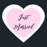 Sticker juste marié<br><div class="desc">Just Married autocollant de coeur est montré dans une conception double coeur. Couleur rose</div>
