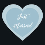 Sticker juste marié<br><div class="desc">Just Married autocollant de coeur est montré dans une conception double coeur. Couleur bleu foncé</div>