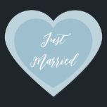 Sticker juste marié<br><div class="desc">Just Married autocollant de coeur est montré dans une conception double coeur. Couleur bleu foncé</div>