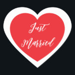 Sticker juste marié<br><div class="desc">Just Married autocollant de coeur est montré dans une conception double coeur. Couleur rouge</div>