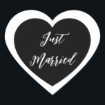 Sticker juste marié<br><div class="desc">Just Married autocollant de coeur est montré dans une conception double coeur. Couleur noir</div>