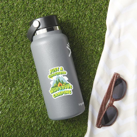 Sticker Juste Une Petite Amie Qui Aime Le Camping (HydroFlask Insitu)