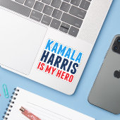 Sticker Kamala Harris est mon héros (Ordinateur portable avec iPhone)