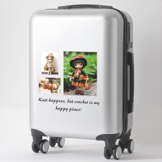 Sticker Knit arrive, mais crochet est mon endroit heureux (Sur valise)