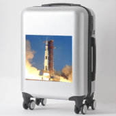 Sticker La Terre tremble pendant que Saturne V Blade Skywa (Sur valise)