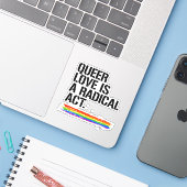 Sticker L'amour queer est un acte radical (Ordinateur portable avec iPhone)