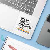 Sticker L'amour queer est un acte radical (Ordinateur portable avec iPhone)