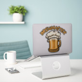 Sticker Le Brewmaster a besoin d'une bière (Ordinateur portable sur le bureau)