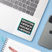 Sticker L'Éducation Est Importante, Mais Le Hockey Est Imp (Ordinateur portable avec iPhone)