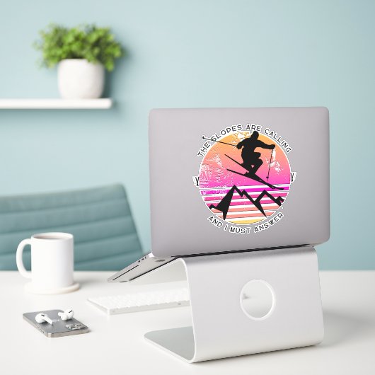 Sticker Les Pistes Appelent Retro Sunset Skier (Ordinateur portable sur le bureau)