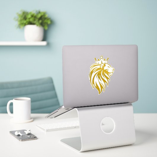 Sticker Lion Avec Couronne - Style Or 2 (Ordinateur portable sur le bureau)