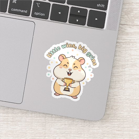 Sticker Little Wins Big Grins – Cute Hamster Trophy (Détail)