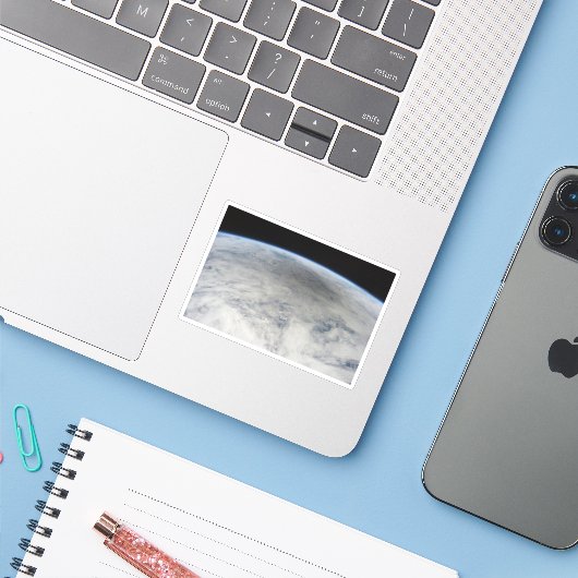 Sticker L'Ombre De La Lune S'Étend Sur Le Pacifique Nord. (Ordinateur portable avec iPhone)