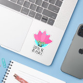 Sticker Lotus Be En Paix Amusant Plante Pun (Ordinateur portable avec iPhone)