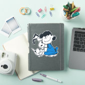 Sticker Lucy Hugging Snoopy (Couverture iPad)