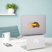 Sticker Mains du coeur LBGTQ+ Fierté (Ordinateur portable sur le bureau)