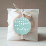 Sticker Merci Aqua String Lights<br><div class="desc">Chic moderne mariage faveur Merci design étiquette avec des lampes à cordes élégantes et simples accrochées sur le dessus et un mélange classe de polices de script modernes et calligraphie sur un arrière - plan imprimé fausse aquarelle texture. Un design simple et élégant, parfait pour l'été ! Cliquez sur le...</div>