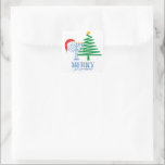 Sticker Merry Chrismukkah<br><div class="desc">Design moderne Merry Chrismukkah avec une étoile de David sur un arbre de Noël et un chapeau de Père Noël sur une Menorah.</div>