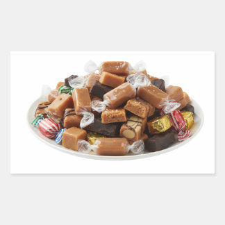Sticker met gevarieerde karameltoffees op bord