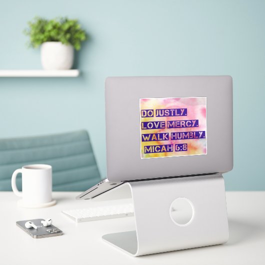Sticker Micah 6:8 (Ordinateur portable sur le bureau)