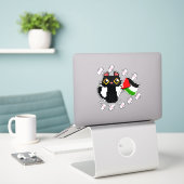 Sticker mignon chat noir tient drapeau de la Palestine (Ordinateur portable sur le bureau)