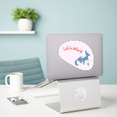 Sticker Mignonne chien, rose, "Jouons !" (Ordinateur portable sur le bureau)