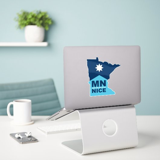 STICKER MN NICE (Ordinateur portable sur le bureau)